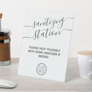 Sanierungsstation minimalmodern mit Logo-Sicherhei Sockelschild