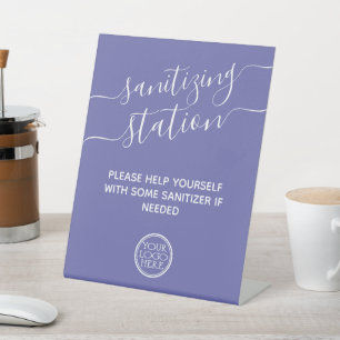 Sanierungsstation minimalmodern mit Logo-Sicherhei Sockelschild