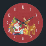 Sankt und Ren durch Weihnachtsbaum mit Geschenken Große Wanduhr<br><div class="desc">Eine niedliche Illustration mit dem Feiertagsgeist. Weihnachtsmann,  der seinen Geschenksack trägt und hallo wellenartig bewegt. Sein Renfreund durch seine Seite,  heraus hängend durch einen verzierten Weihnachtsbaum,  mit Geschenken ganz herum. Set auf einem roten Hintergrund mit wunderlichen Kreisen. Festlicher und netter Entwurf.</div>