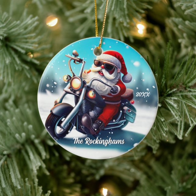 Santa auf einem Motorrad im Schnee Keramik Ornament (Baum)