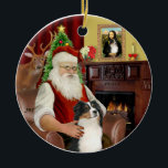 Santa-Aussie Shepherd (Tri 2) Keramik Ornament<br><div class="desc">Santa at Zuhause entspannt sich vor einem gemütlichen Kamin mit seiner Tri-Farbe australischen Schäferhund vor der großen Nacht.  Beachten Sie,  dass Mona Lisa über dem Mantel hängt.</div>