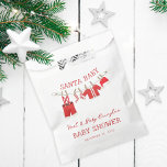 Santa Baby Christmas Baby Dusche Geschenktütchen<br><div class="desc">Feiern Sie die Freude an der Weihnachtszeit mit der Weihnachtsdusche des Weihnachtsmannes! Diese bezaubernden Gefälligkeitstaschen sind mit einer Wäscheleine versehen,  die mit bezaubernden Baby-Kleidern aus dem Weihnachtsgeschoss geschmückt ist. Diese Liebestaschen sind die perfekte Anzeige an einem Leckerei-Tisch,  mit Ihren Favoriten und mehr!</div>
