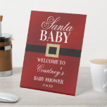 Santa Baby | Christmas Baby Shooter Willkommen Sockelschild<br><div class="desc">Feiern Sie stilvoll mit diesem trendigen Babydusche-Begrüßungsschild. Das Design ist leicht mit Ihrer eigenen Formulierung zu personalisieren und Ihre Familie und Freunde werden begeistert sein,  wenn sie dieses fabelhafte Party-Zeichen sehen. Entsprechende Party-Elemente finden Sie in der Auflistung.</div>