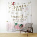 Santa Baby Christmas Girl Babydusche Hintergrund Wandteppich<br><div class="desc">Schöne Kalligraphie mit Schneeflocken,  winterliche Babydusche im Hintergrund. Einfach mit Ihren Daten personalisieren. Karo der Auflistung,  um passende Elemente als Gehäusekarten zu finden.</div>