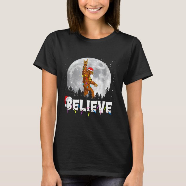 Santa Bigfoot Christmas Light Funny Believe  T-Shirt (Vorderseite)