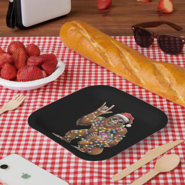 Santa Bigfoot Christmas Lights Rock Funny Pappteller (Picknick)