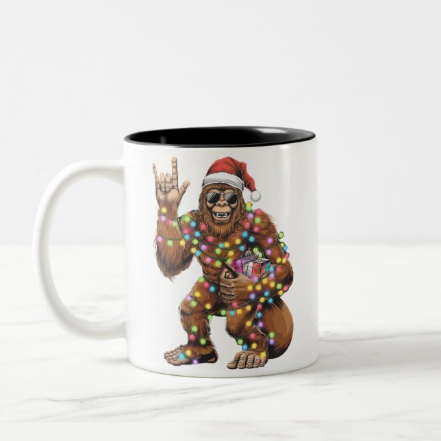 Santa Bigfoot Christmas Lights Rock Funny Zweifarbige Tasse (Links)