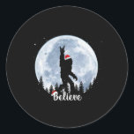 Santa Bigfoot Christmas Rock Roll Sasquatch Glauv Runder Aufkleber<br><div class="desc">Santa Bigfoot Weihnachtsrock Roll Sasquatch Glaube Xmas</div>