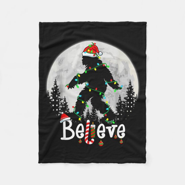 Santa Bigfoot Christmas Sasquatch Believe Xmas Men Fleecedecke (Vorderseite)
