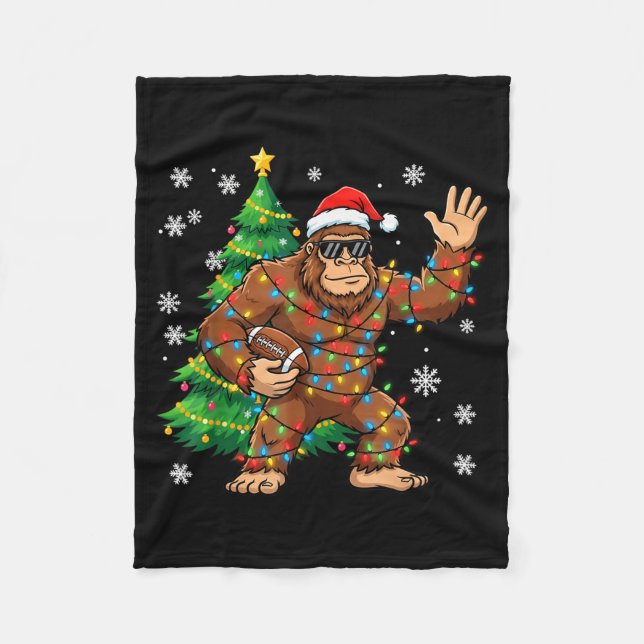 Santa Bigfoot Christmas Tree Funny Football Sasqua Fleecedecke (Vorderseite)