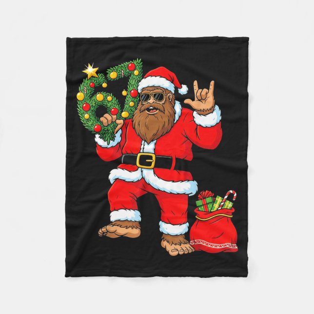 Santa Bigfoot Christmas Tree Sasquatch 67 Six Seve Fleecedecke (Vorderseite)