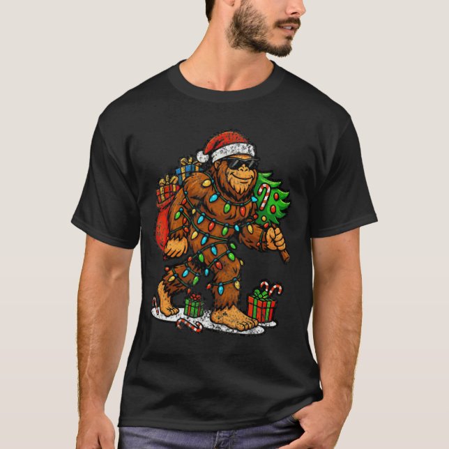 Santa Bigfoot Christmas Tree Xmas Lights Funny Sas T-Shirt (Vorderseite)