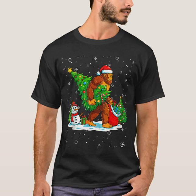 Santa Bigfoot Christmas Tree Xmas Lights Funny Sas T-Shirt (Vorderseite)