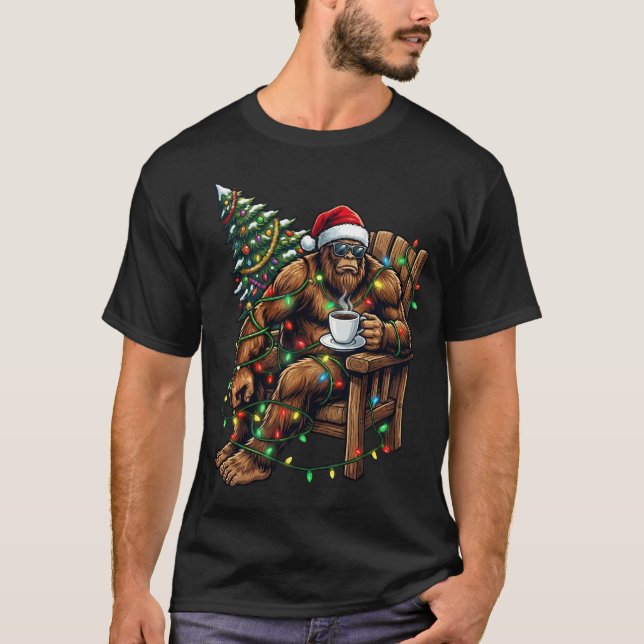 Santa Bigfoot Drinking Coffee Christmas Tree Xmas  T-Shirt (Vorderseite)