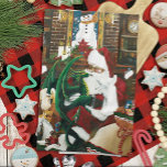 Santa Christmas Dragon Fantasy Geschirrtuch<br><div class="desc">Santa mit einem jungen grünen Drachen auf seinem Schoß. In der Höhle des Weihnachtsmannes gibt es eine Tüte Spielzeug,  Gänseleber,  weiße Einhorn und zwei Katzen in Bücherregalen. Hinter dem Hotel befindet sich ein Kamin,  Bücherregale mit Büchern und Wandteppichen eines Schneemanns</div>