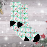 Santa Christmas Pickleball Ogee Pattern Socken<br><div class="desc">In der festlichen Urlaubssaison bringen diese Socken eine spielerische Drehung zur Tradition. Stellen Sie sich ein Retro-Tableau vor, in dem der Weihnachtsmann selbst in einem temperamentvollen Pickleball inmitten eines juletide jubelnden Beifalls spielt. Mit jedem Schritt tanzt das ogee Muster fröhlich und webt die Freude der Saison und die lebendige Energie...</div>