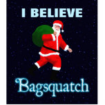 Santa Claus - Bagsquatch Fotoskulptur Magnet<br><div class="desc">Glaubst du an den Weihnachtsmann? Ein Bild des Weihnachtsmannes, das sich an den markanten Sasquatch des Patterson-Gimlin Films anlehnt. Der Text "Bagsquatch" erscheint ebenso wie der Text mit dem Text "I GLAUBE". Bagsquatch, auch bekannt als Bigbag, ist eine schwer fassbare nächtliche Figur, die im Allgemeinen nur an einer Nacht Ende...</div>