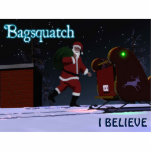 Santa Claus - Bagsquatch Fotoskulptur Magnet<br><div class="desc">Glaubst du an den Weihnachtsmann? Ein Bild des Weihnachtsmannes, das sich an den markanten Sasquatch des Patterson-Gimlin Films anlehnt. Der Text "Bagsquatch" erscheint ebenso wie der Text mit dem Text "I GLAUBE". Bagsquatch, auch bekannt als Bigbag, ist eine schwer fassbare nächtliche Figur, die im Allgemeinen nur an einer Nacht Ende...</div>