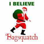 Santa Claus - Bagsquatch Fotoskulptur Magnet<br><div class="desc">Glaubst du an den Weihnachtsmann? Ein Bild des Weihnachtsmannes, das sich an den markanten Sasquatch des Patterson-Gimlin Films anlehnt. Der Text "Bagsquatch" erscheint ebenso wie der Text mit dem Text "I GLAUBE". Bagsquatch, auch bekannt als Bigbag, ist eine schwer fassbare nächtliche Figur, die im Allgemeinen nur an einer Nacht Ende...</div>