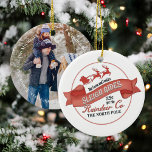 Santa Claus Foto Weihnachten Personalisiert Keramik Ornament<br><div class="desc">Dieses Design besticht durch ein altes Weihnachtsgeschmack mit dem Nordpol,  dem Weihnachtsmann und einem niedlichen Rentier,  der sich perfekt für ein Foto mit der Familie eignet. Freuen Sie sich auf eine festliche Urlaubsstimmung,  Schlittenfahrten und Retro-Typografie in Rot und Weiß.</div>