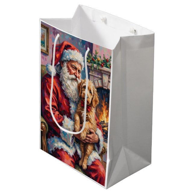 Santa Claus Holding Goldendoodle Christmas Art Mittlere Geschenktüte (Vorderseite Schrägansicht)