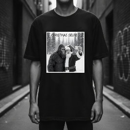 Santa Claus macht ein Selfie mit Bigfoot-Foto T-Shirt