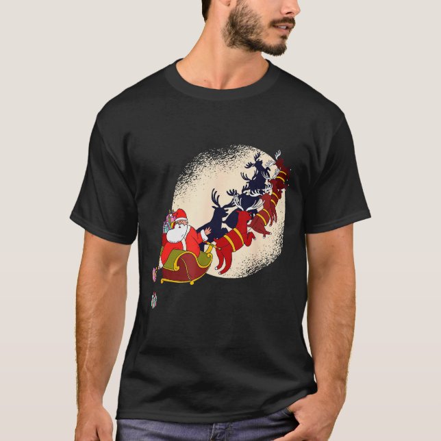 Santa Claus On Christmas Sleigh Pulled By Reindeer T-Shirt (Vorderseite)