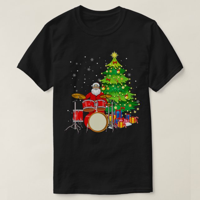 Santa Claus Play Drums Nahe gelegene Weihnachtsbau T-Shirt (Design vorne)