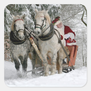 Santa Claus rides in a Horse sleigh Quadratischer Aufkleber