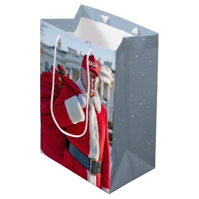 Santa Claus Trump mit einem roten Geschenksack mit Mittlere Geschenktüte (Vorderseite Schrägansicht)