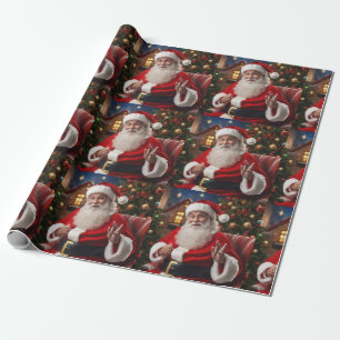 Santa Clause lächelt und windet Geschenkpapier