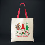 Santa Elf Reindeer Gnome Christmas Tote Bag Tragetasche<br><div class="desc">Das festliche Rentiertrio von Gnomes aus dem Santa Elf stilisiert in eine bezaubernde Tasche. Ideal für Weihnachts-Shopping am schwarzen Freitag, Einkaufen, Arbeitsbeutel, Büchsack, Geschenktasche und alles, was Sie gewollt, um Spaß feierlich zu machen. Der Text ist auf alles angepasst, was Sie vielleicht einpassen möchten. Machen Sie kreativ und machen Sie...</div>