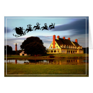Santa fliegt über den Whalehead Club und Lighth