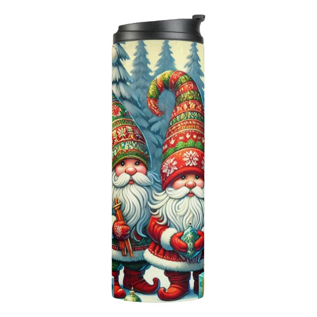 Santa Gnome Holiday Becher – Festive Geschenkidee (Nach links gedreht)