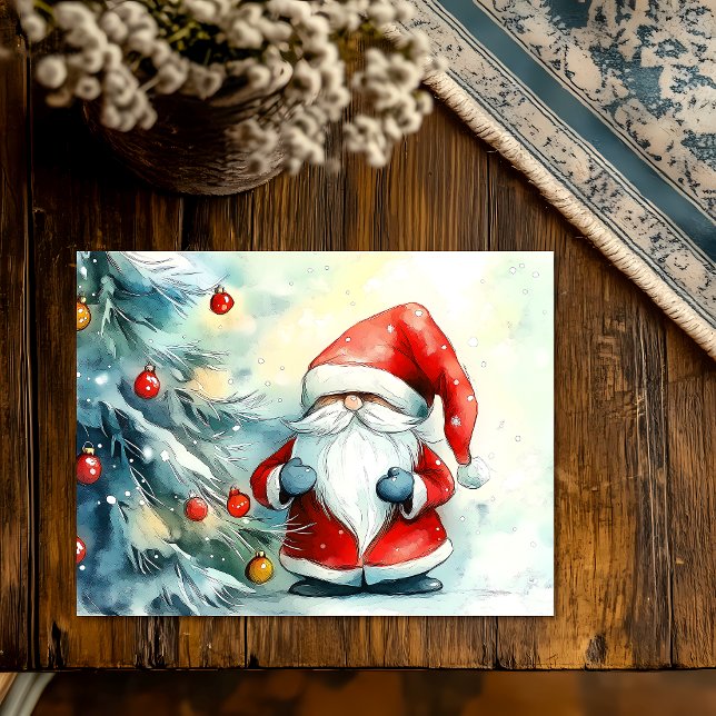 Santa Gnome trimmt den Weihnachtsbaum Feiertagspostkarte (Von Creator hochgeladen)