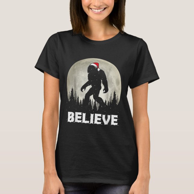 Santa Hat Bigfoot Believe Christmas Lights Rock Sa T-Shirt (Vorderseite)