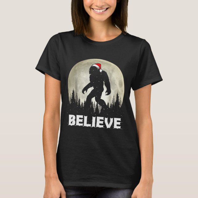 Santa Hat Bigfoot Believe Christmas Lights Rock Sa T-Shirt (Vorderseite)