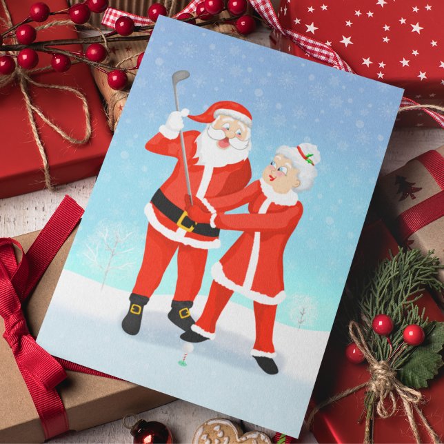 Santa Helping Mrs. Claus mit ihrem Golfschwung Postkarte (A fun Christmas postcard for the golfing couple!)