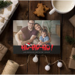 Santa Ho Ho Foto Weihnachten<br><div class="desc">Weihnachts-Weihnachtskarte in einem niedlichen Weihnachtsgeschenk inspiriert "Ho Ho Ho"-Design,  das sich auf Weihnachten Schneeflockenmuster in Rot und Schwarz auf der Rückseite verlegt. Passen Sie mit Ihrem horizontalen Foto,  Ihrer Nachricht und Ihrem Familiennamen an.</div>