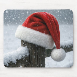 Santa-Hut auf einem schneebedeckten Zaunpfosten Mousepad