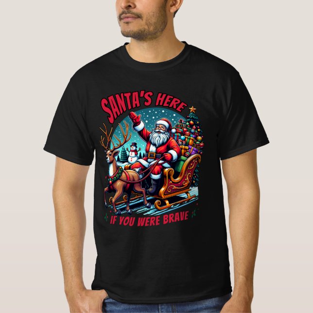 Santa Is Here – Brave Kids Christmas Design T-Shirt (Vorderseite)