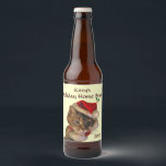 Santa Kitty Christmas Zuhause Brew Bierflaschenetikett<br><div class="desc">Auf diesem niedlichen Etikett der Bierflasche können Sie den gesamten Text ganz einfach personalisieren. Eine hübsche, braune, orangefarbene und weiße Tischkatze, die als Weihnachtsmann in einem roten Hut mit weißem Fell gekleidet ist. Holelbeeren und grüne Blätter runden das Design ab. Ob Lager, Verkauf, Stout, Pilsner, Weißbier, Portier oder Weizenbier, ob...</div>