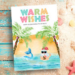 Santa Mermaid Beach Weihnachten<br><div class="desc">Die Tropische Weihnachtskarte "Warme Wünsche" beinhaltet den Weihnachtsmann und eine Meerjungfrau,  die bei Sonnenuntergang im Ozean schwimmt,  gerahmt von Palmen,  die in Strandlampen verziert sind. Der Weihnachtsmann trinkt einen Cocktail aus einer Ananas und blinkt den hawaiianischen Aloha auf lockerem Schild. Kunst von KL Stock.</div>