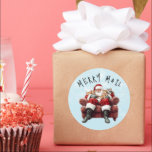Santa Merry Mail Christmas Runder Aufkleber<br><div class="desc">Dieses Design kann in dem Bereich personalisiert werden, der durch das Ändern des Fotos und/oder Textes zur Verfügung gestellt wird. Sie können auch angepasst werden, indem Sie auf Vorlage personalisieren klicken und dann auf die Schaltfläche klicken, um weitere Optionen anzupassen, um die Hintergrundfarbe zu löschen oder zu ändern, Text hinzuzufügen,...</div>