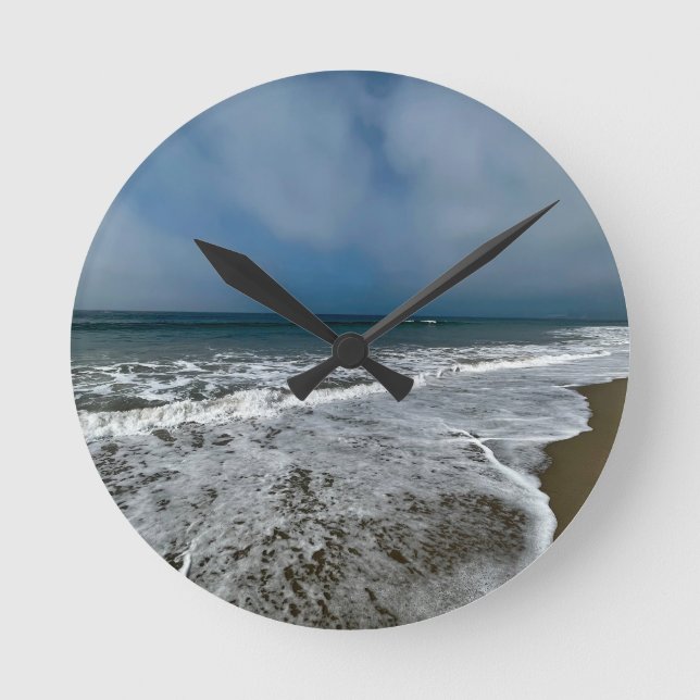 Santa Monica Beach im Herbst. Runde Wanduhr (Vorderseite)