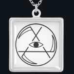 Santa Muerte Magick Psychische Power Siegel Neckla Versilberte Kette<br><div class="desc">​ Dieses Siegel vereint die Symbolik von Santa Muerte, Saint Death, um zu verstärkter Intuition, psychischen Visionen und prophetischen Träumen zu ermutigen. Dieses Siegel zeigt ein breites, offenes Auge, das von drei gekreuzten Säulen umgeben ist, die die Form einer Pyramide um das Auge bilden. Das breite offene Auge repräsentiert Ihr...</div>