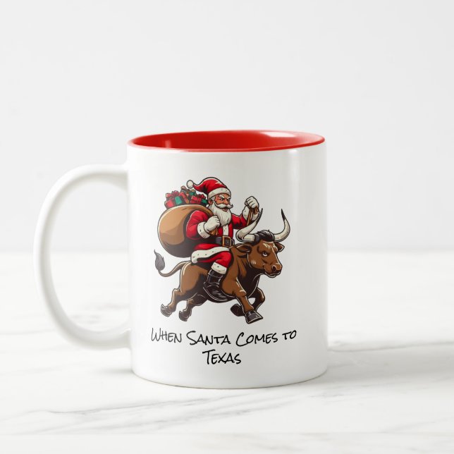 Santa on Texas Longhorn Bull Delivering Geschenke  Zweifarbige Tasse (Links)
