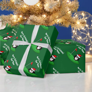 Santa-Pinguin-Cartoon auf Golfplatz lustiges Weihn Geschenkpapier