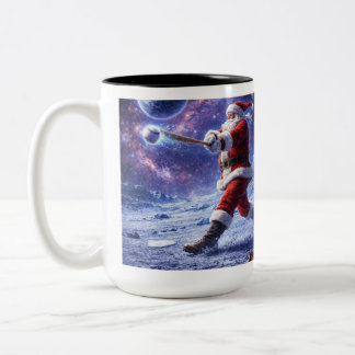 Santa Plays Baseball on Blue Moon Zweifarbige Tasse
