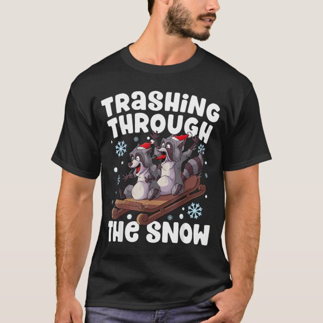 Santa Racoon Trashing Through The Snow Cute Christ T-Shirt (Vorderseite)